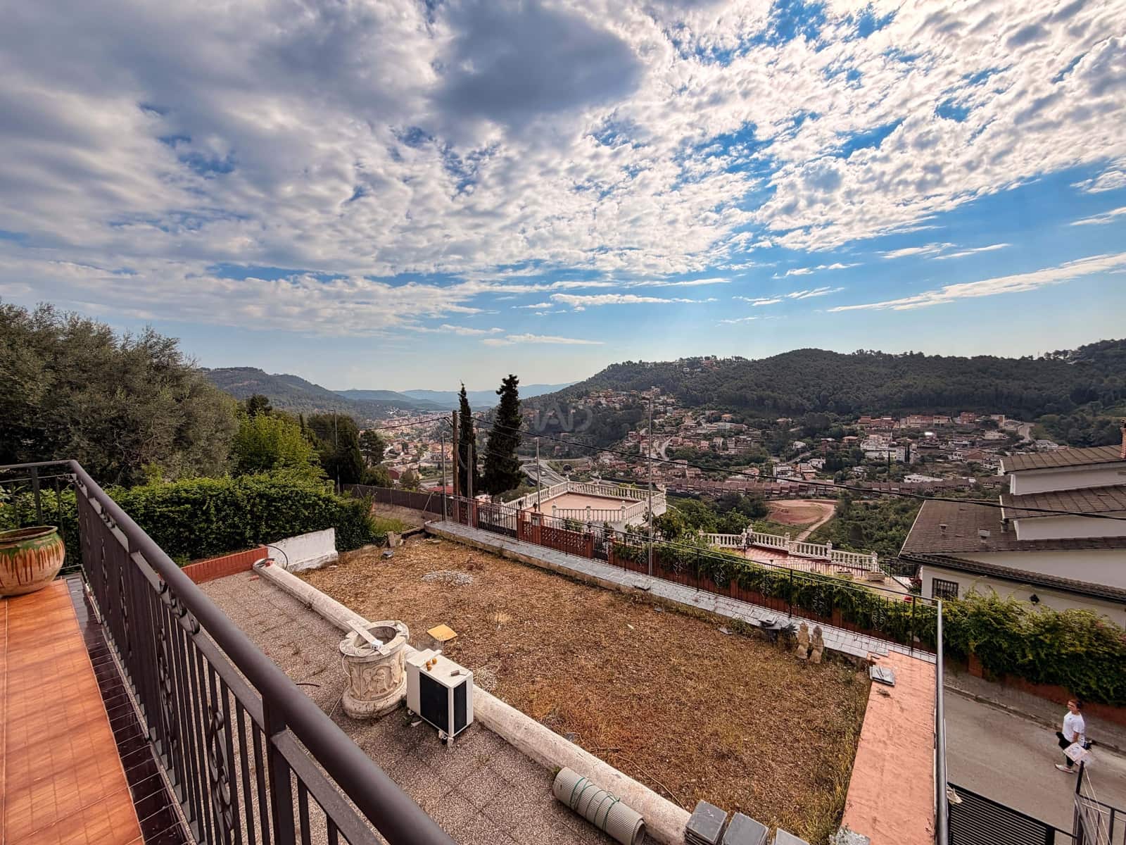6 soverom Hus til salgs i Barcelona by med svømmebasseng garasje - € 464 000 (Ref: 9988788)