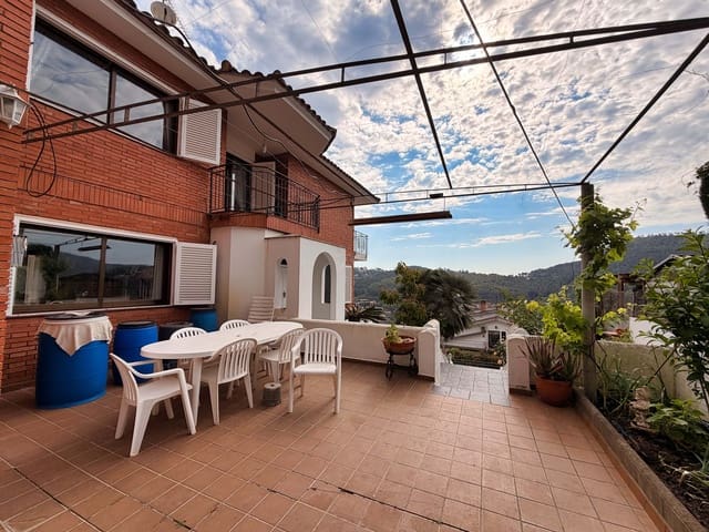6 soverom Hus til salgs i Barcelona by med svømmebasseng garasje - € 464 000 (Ref: 9988788)