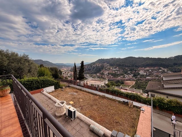 6 soverom Hus til salgs i Barcelona by med svømmebasseng garasje - € 464 000 (Ref: 9988788)