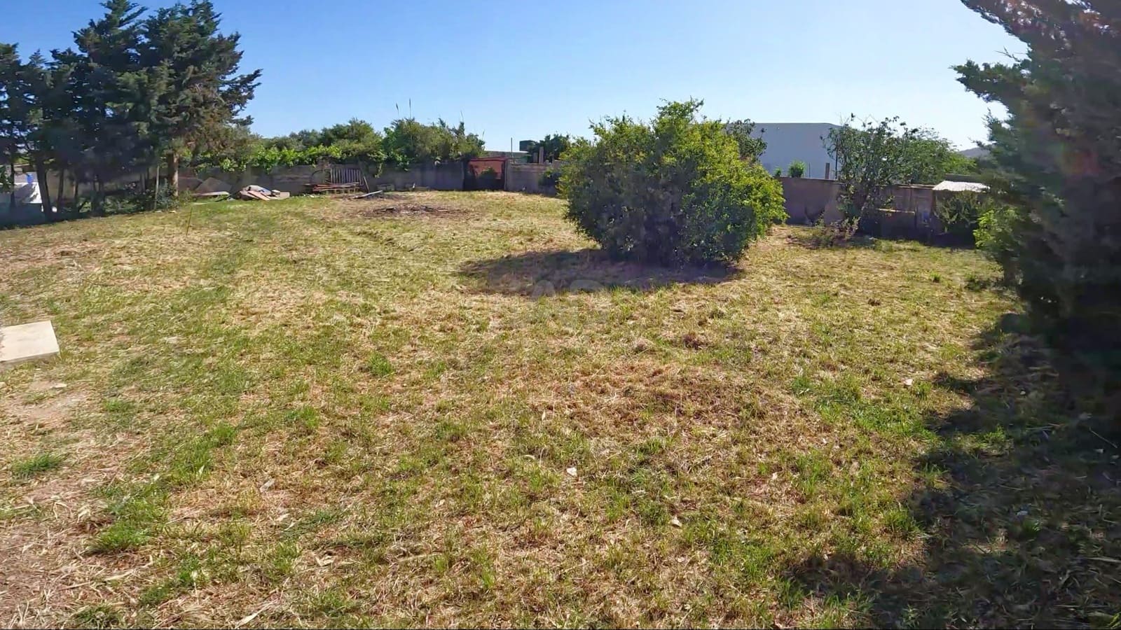 Grunde uden byggetilladelser til salg i Cadiz by - € 189.500 (Ref: 9988794)