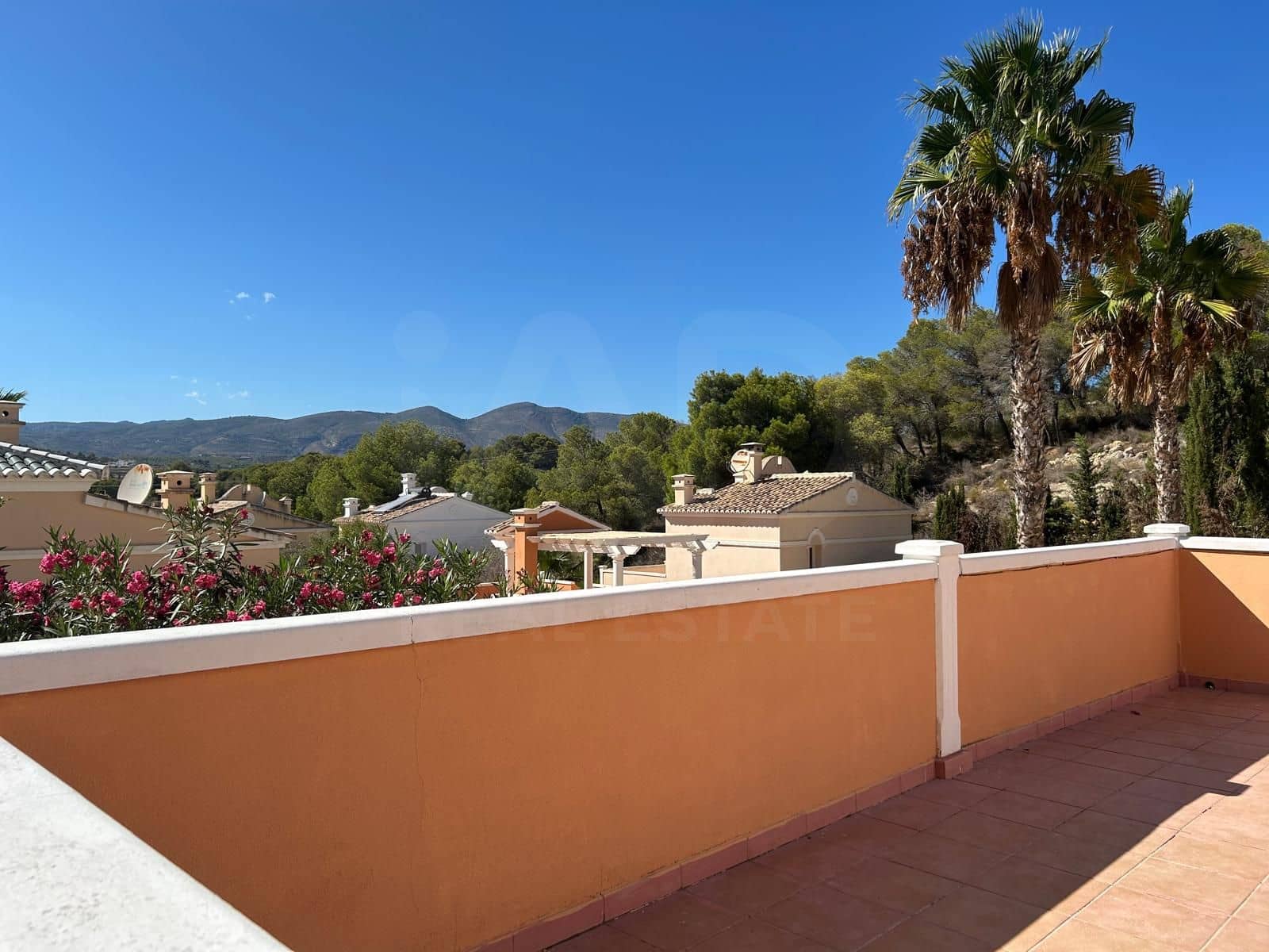 2 Zimmer Haus zu verkaufen in Alicante / Alacant Stadt mit Pool Garage - 285.000 € (Ref: 9988810)