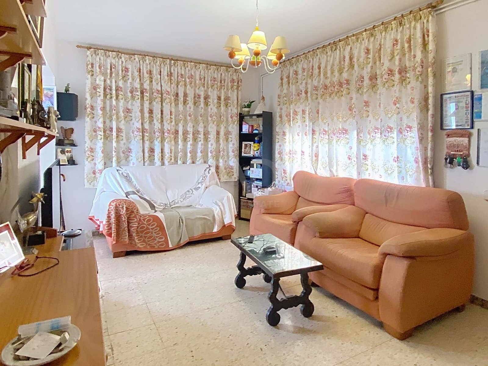 Casa de 6 habitaciones en Barcelona ciudad en venta - 300.000 € (Ref: 9988821)
