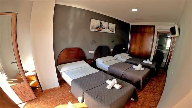 Kommersiell til salgs i Cádiz by - € 1 850 000 (Ref: 9988830)