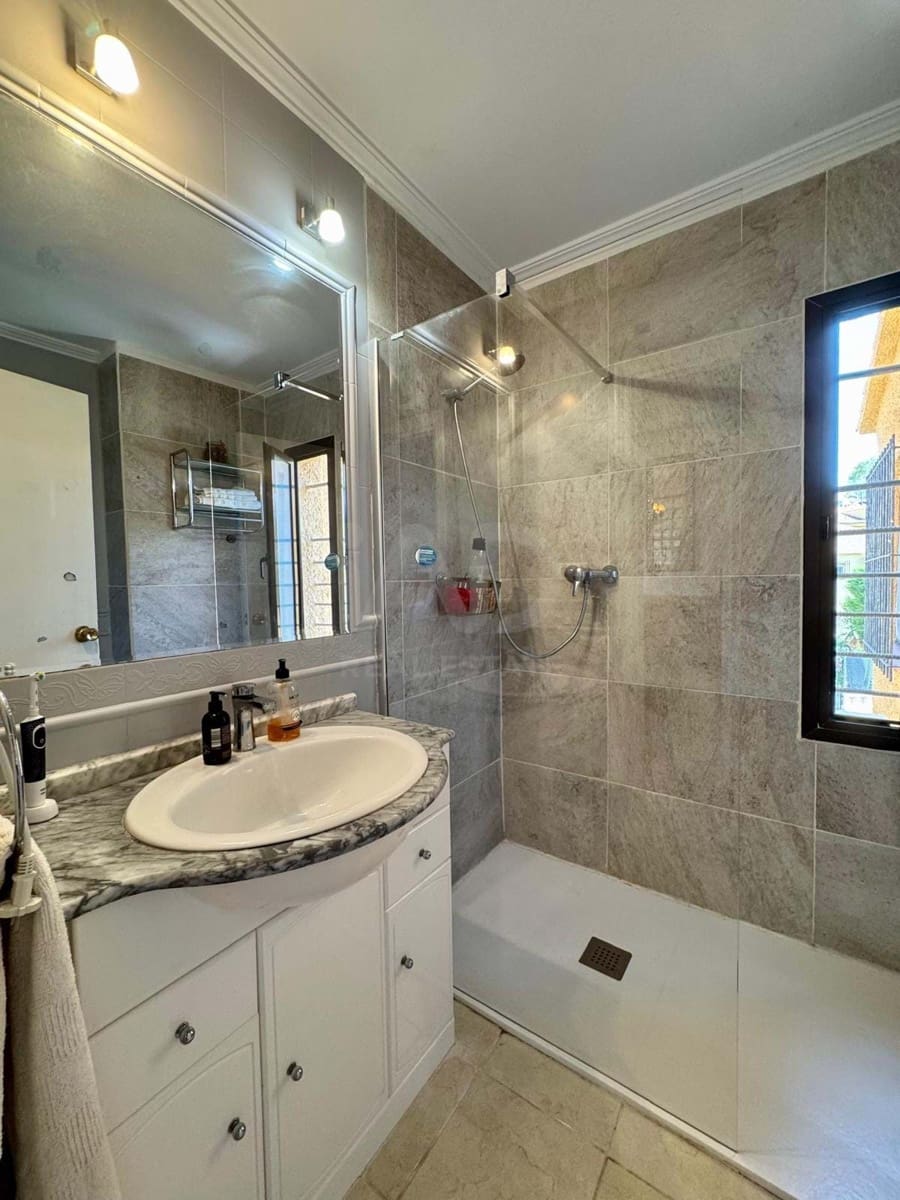 4 sypialnia Dom na sprzedaż w Miasto Alicante / Alacant z basenem garażem - 465 000 € (Ref: 9988867)
