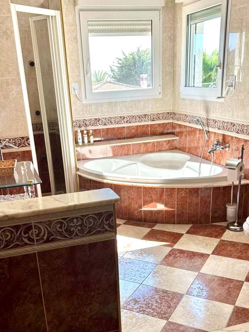 5 soverom Villa til salgs i Benidorm med svømmebasseng garasje - € 895 000 (Ref: 9988873)