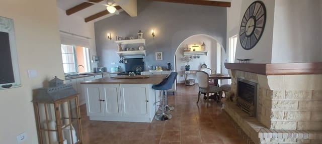 Chalet de 3 habitaciones en Dolores en venta con piscina - 445.000 € (Ref: 9988882)