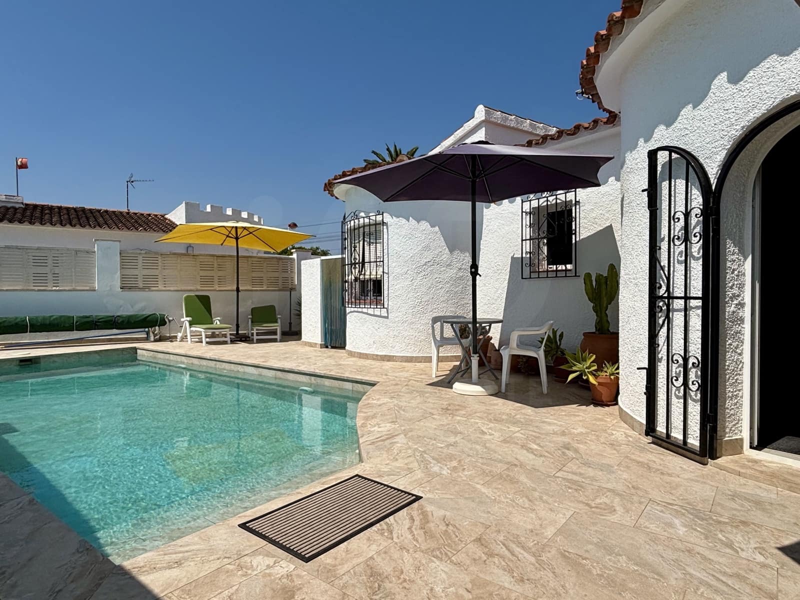 2 bedroom Townhouse for sale in Els Poblets with pool - € 329,000 (Ref: 9988884)