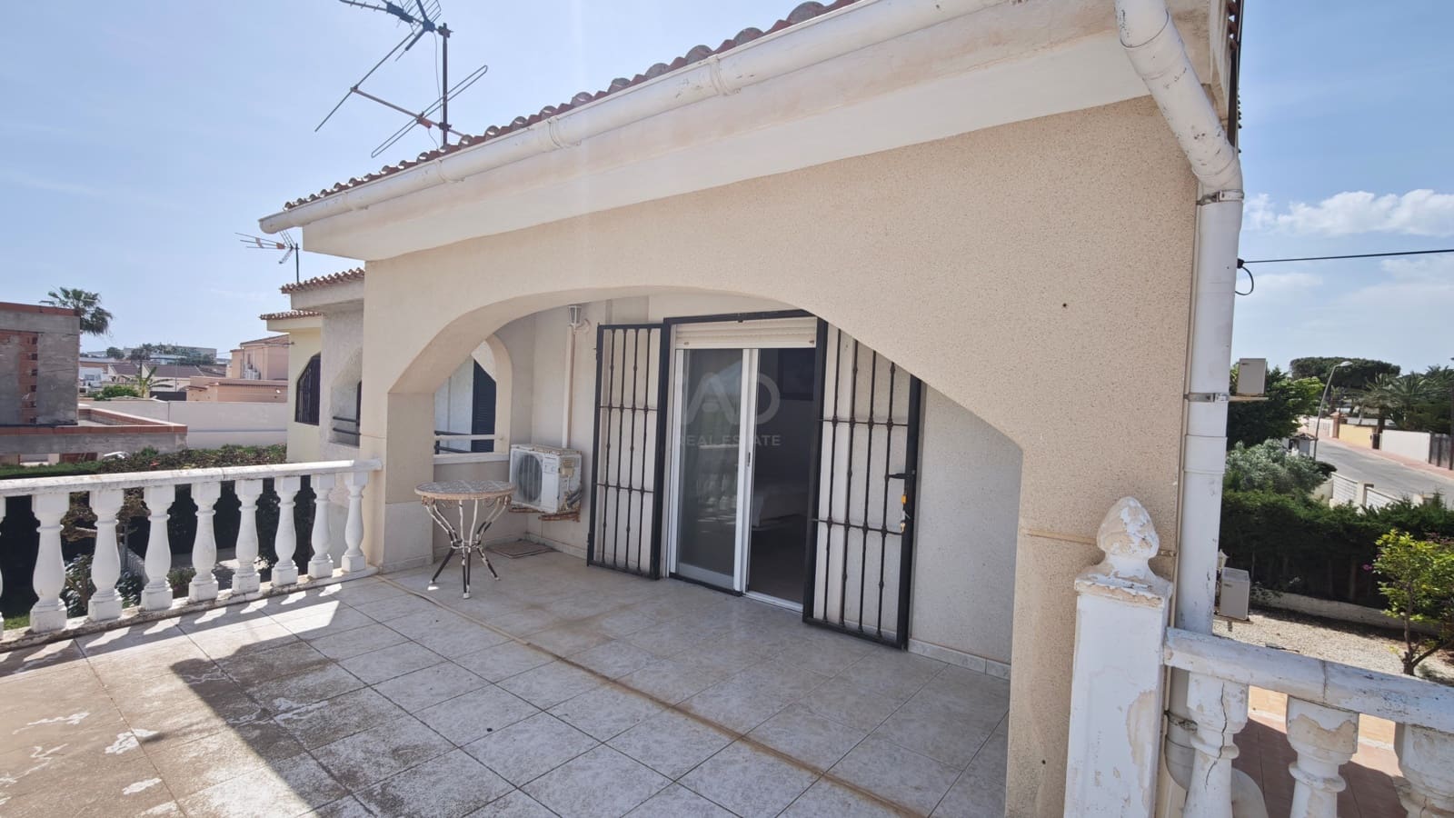4 Zimmer Reihenhaus zu verkaufen in Alicante / Alacant Stadt mit Pool - 300.000 € (Ref: 9988886)