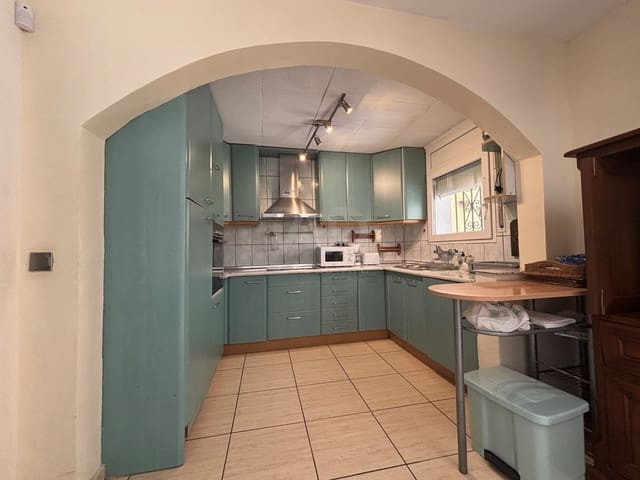 4 slaapkamer Huis te koop in Gerona stad met zwembad garage - € 428.000 (Ref: 9988893)