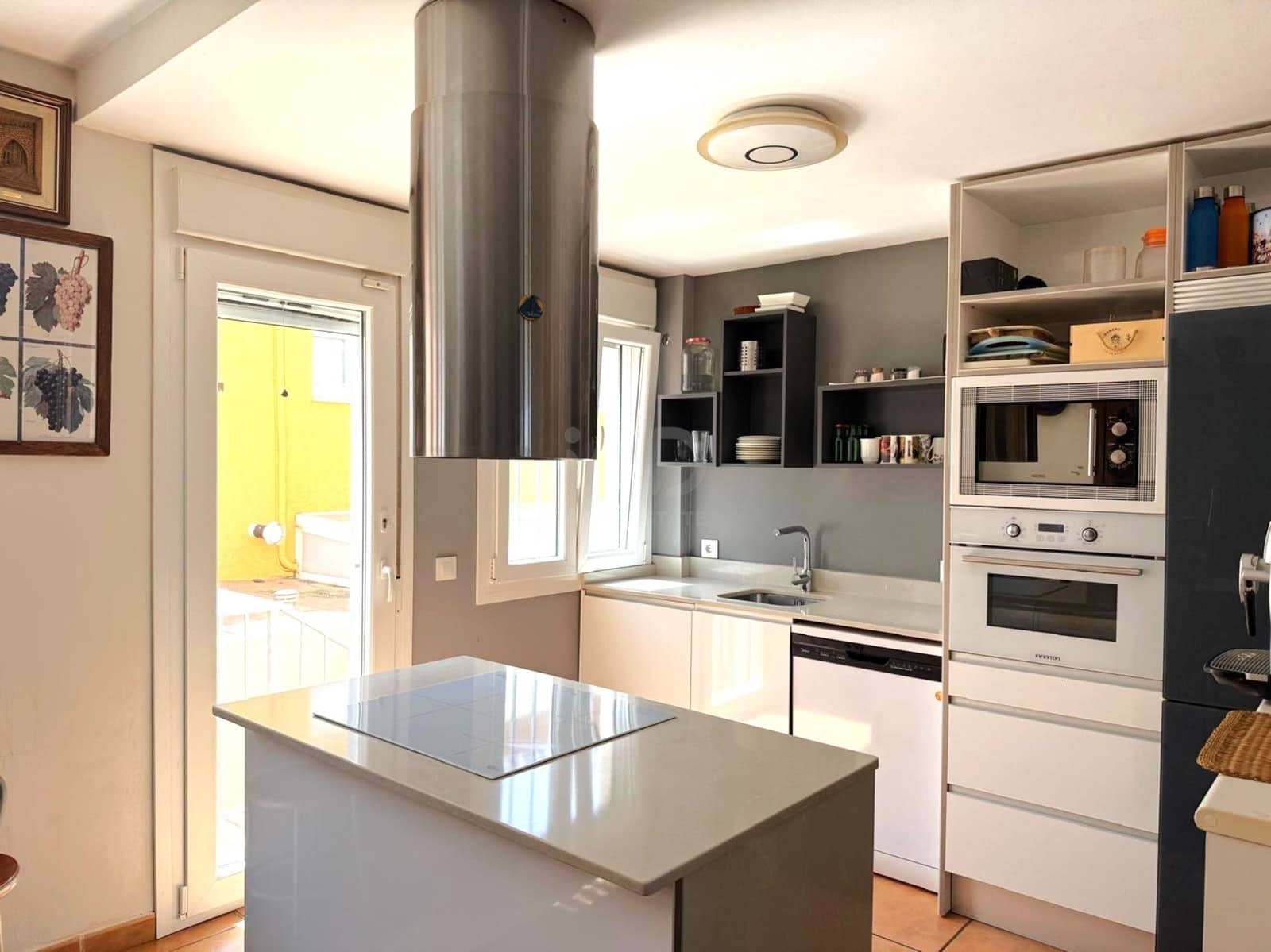 3 soverom Rekkehus til salgs i Cadiz by med garasje - € 597 000 (Ref: 9988921)