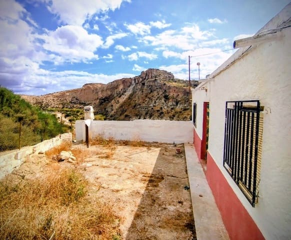 4 soveværelse Byhus til salg i Almería by med swimmingpool - € 46.000 (Ref: 9988946)