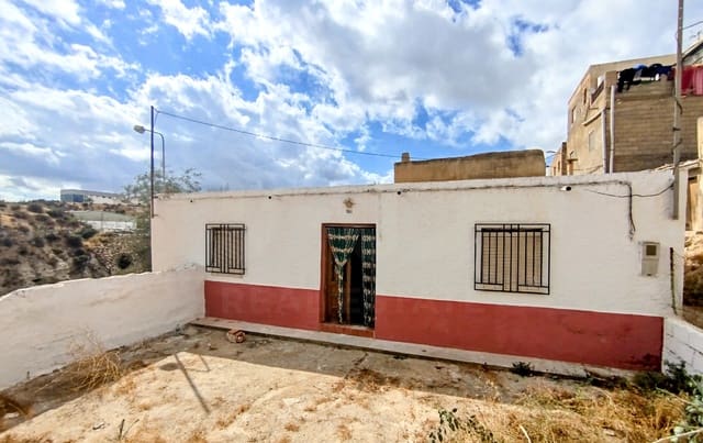 4 soveværelse Byhus til salg i Almería by med swimmingpool - € 46.000 (Ref: 9988946)