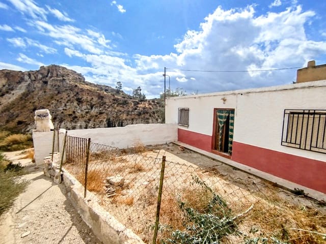 4 soveværelse Byhus til salg i Almería by med swimmingpool - € 46.000 (Ref: 9988946)