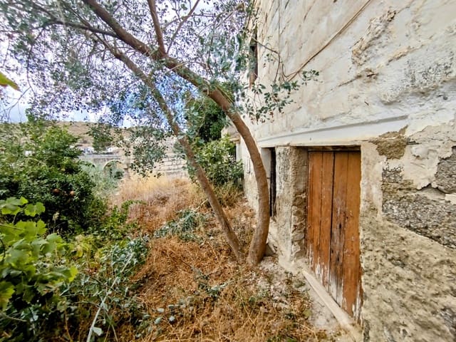 4 soveværelse Byhus til salg i Almería by med swimmingpool - € 46.000 (Ref: 9988946)