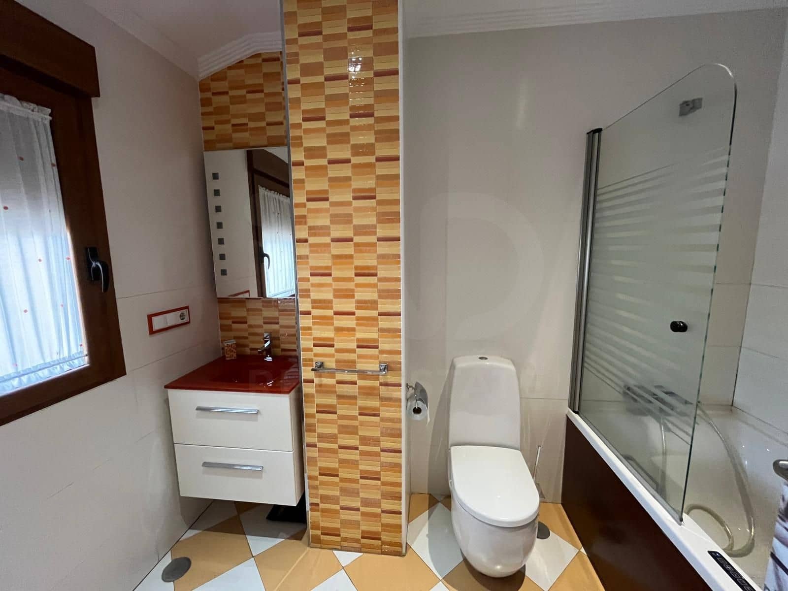 4 bedroom Villa for sale in Salamanca city with pool garage - € 395,000 (Ref: 9988985)