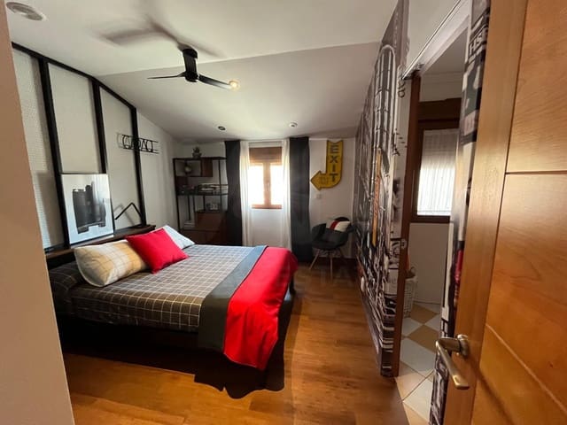 4 slaapkamer Villa te koop in Salamanca stad met zwembad garage - € 395.000 (Ref: 9988985)