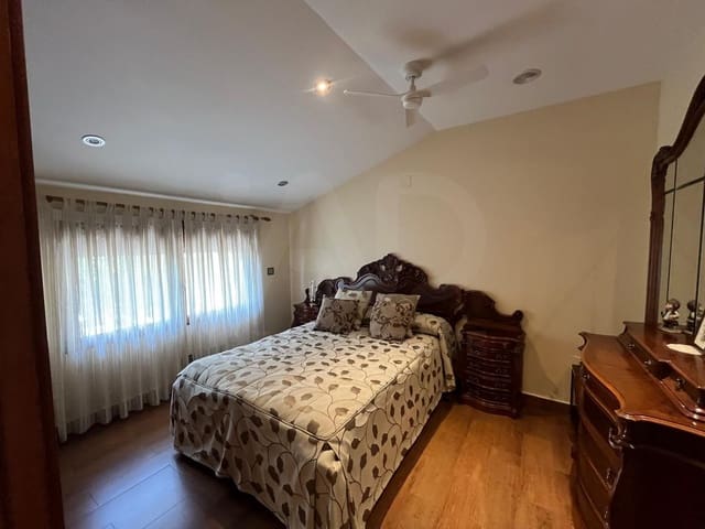 4 slaapkamer Villa te koop in Salamanca stad met zwembad garage - € 395.000 (Ref: 9988985)
