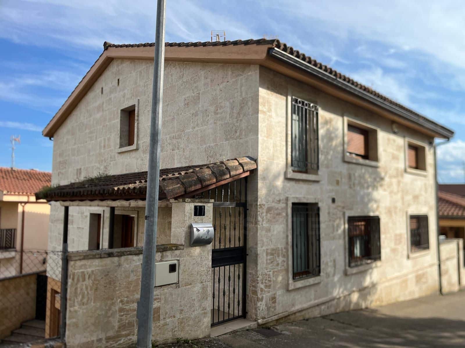 4 bedroom Villa for sale in Salamanca city with pool garage - € 395,000 (Ref: 9988985)
