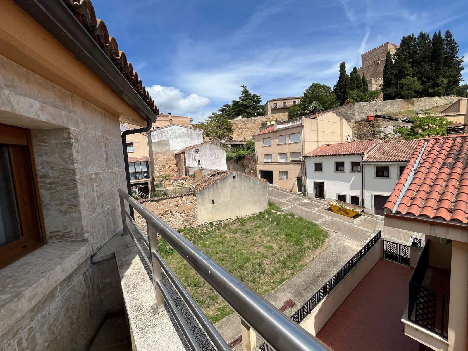 4 bedroom Villa for sale in Salamanca city with pool garage - € 395,000 (Ref: 9988985)