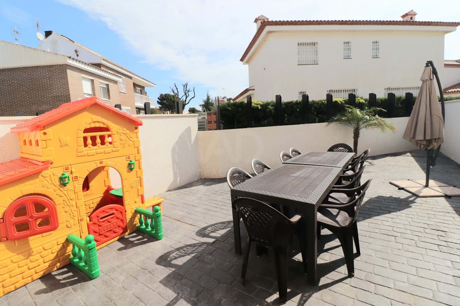 Erhverv til salg i Tarragona by med swimmingpool - € 1.800.000 (Ref: 9988988)