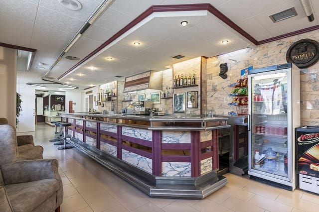 Kommersiell till salu i Segur de Calafell, Calafell med pool - 5 990 000 € (Ref: 9988994)