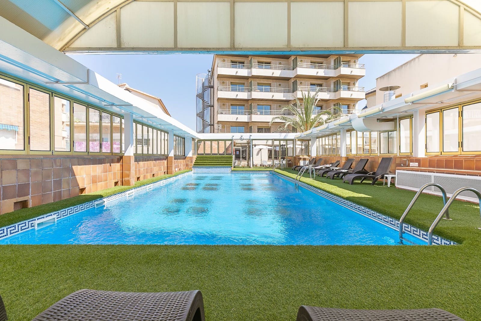 Kommersiell till salu i Calafell med pool - 5 990 000 € (Ref: 9988994)