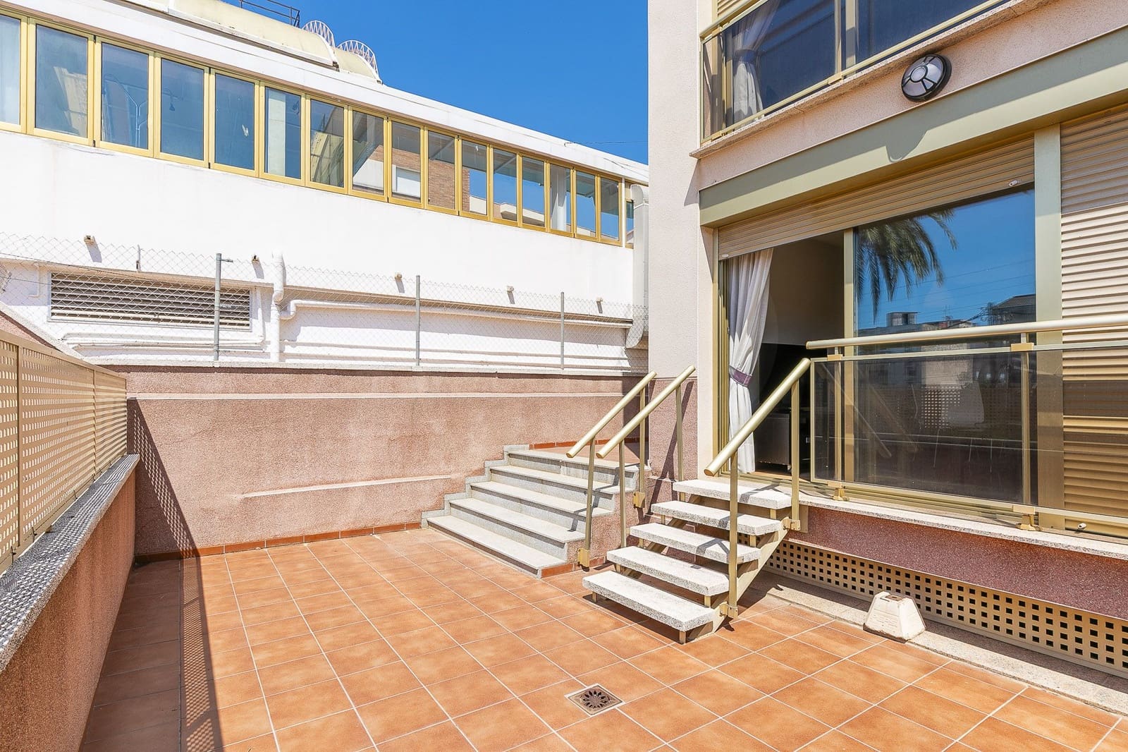 Kommersiell till salu i Calafell med pool - 5 990 000 € (Ref: 9988994)