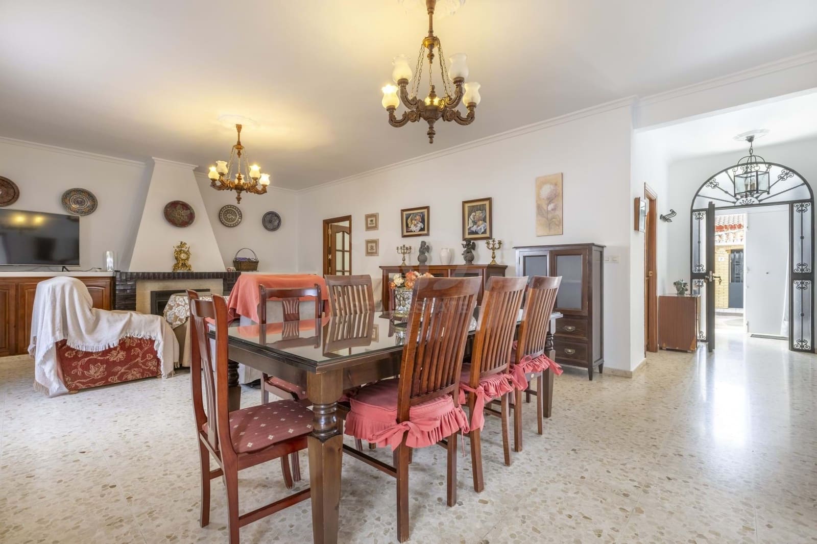 3 slaapkamer Villa te koop in Sevilla stad - € 165.000 (Ref: 9988995)