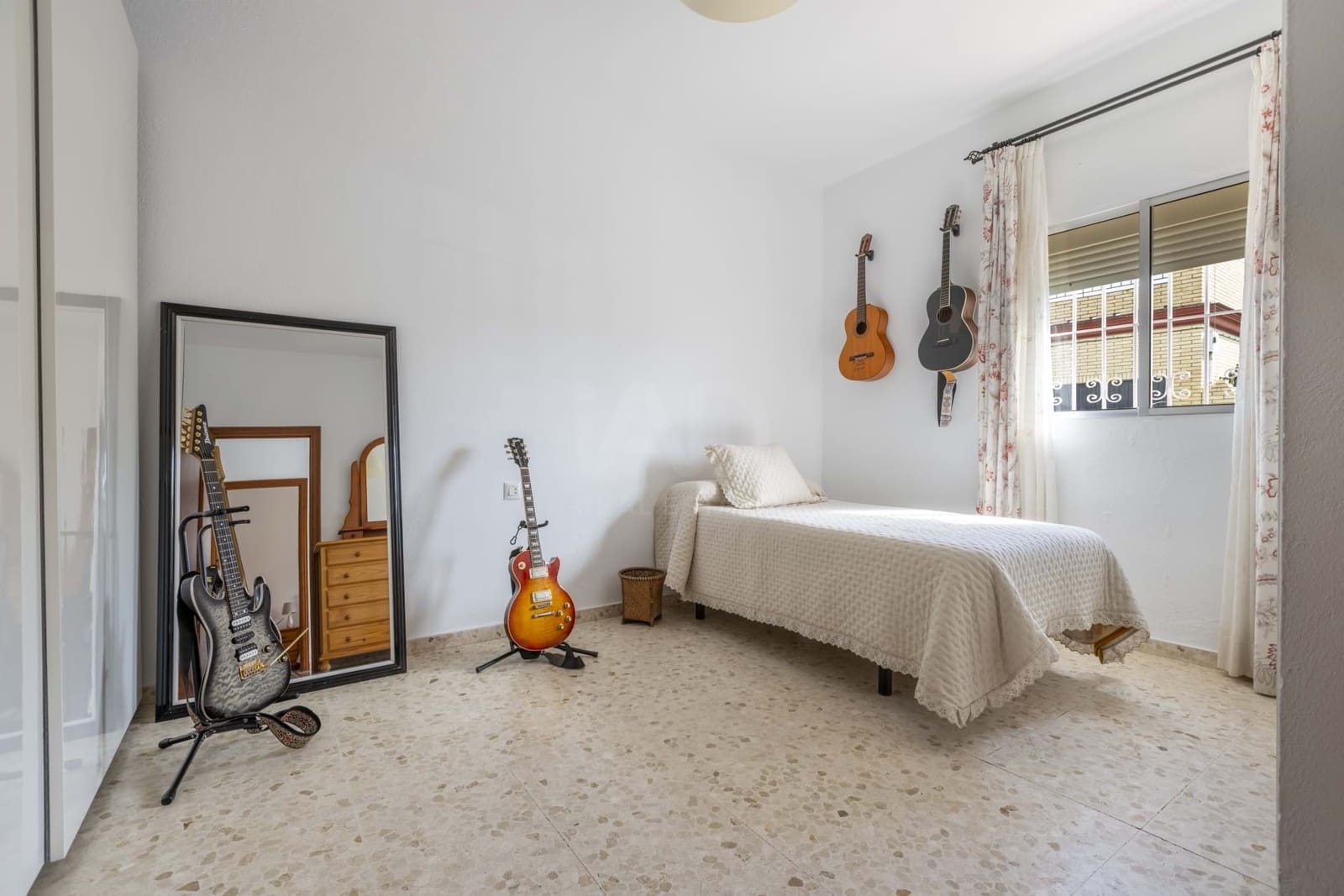 3 slaapkamer Villa te koop in Sevilla stad - € 165.000 (Ref: 9988995)