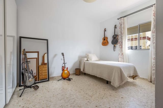 3 slaapkamer Villa te koop in Sevilla stad - € 165.000 (Ref: 9988995)