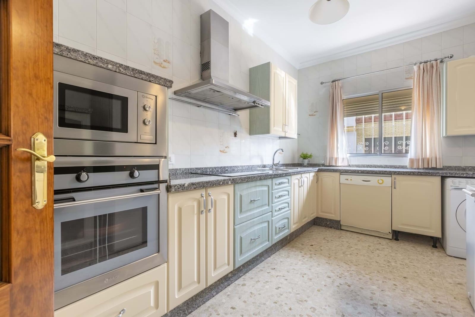 3 slaapkamer Villa te koop in Sevilla stad - € 165.000 (Ref: 9988995)