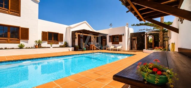 5 Zimmer Villa zu verkaufen in Arrecife mit Pool Garage - 1.100.000 € (Ref: 9989012)