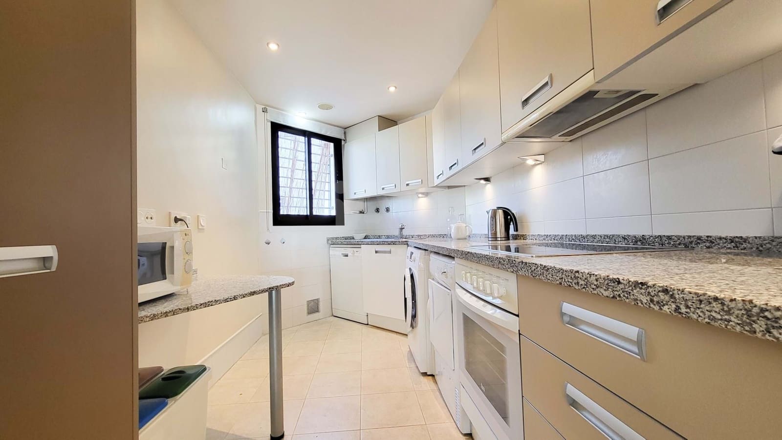 Apartamento de 3 habitaciones en Torrox-Costa en venta con piscina garaje - 395.000 € (Ref: 9989021)