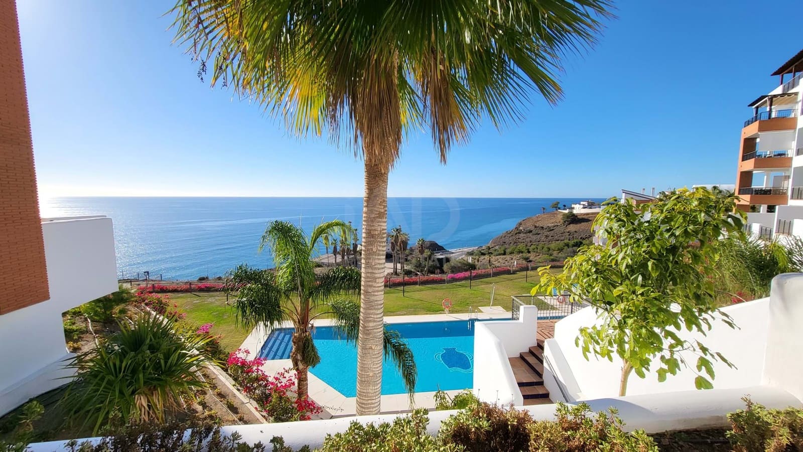Apartamento de 3 habitaciones en Torrox-Costa en venta con piscina garaje - 395.000 € (Ref: 9989021)
