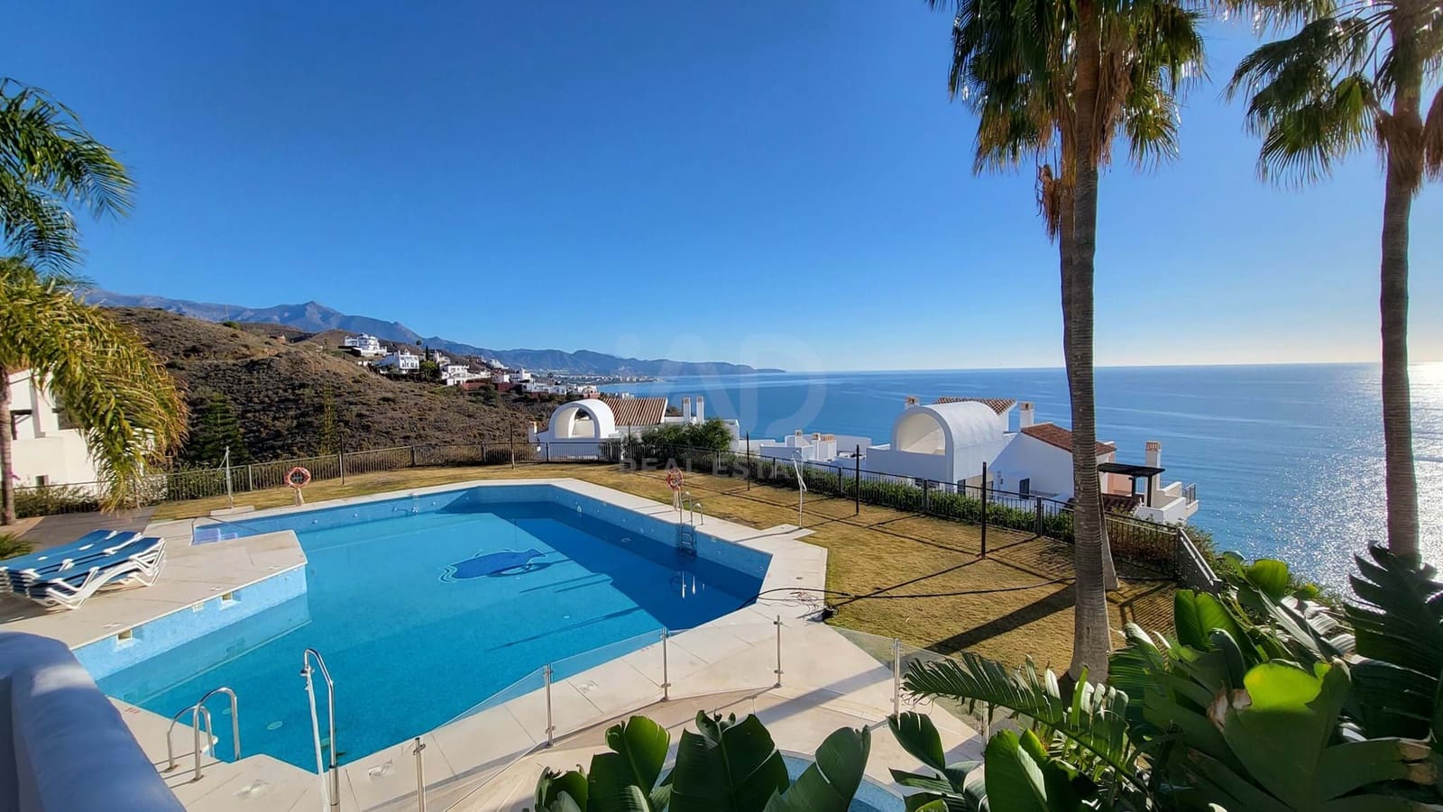 Apartamento de 3 habitaciones en Torrox-Costa en venta con piscina garaje - 395.000 € (Ref: 9989021)