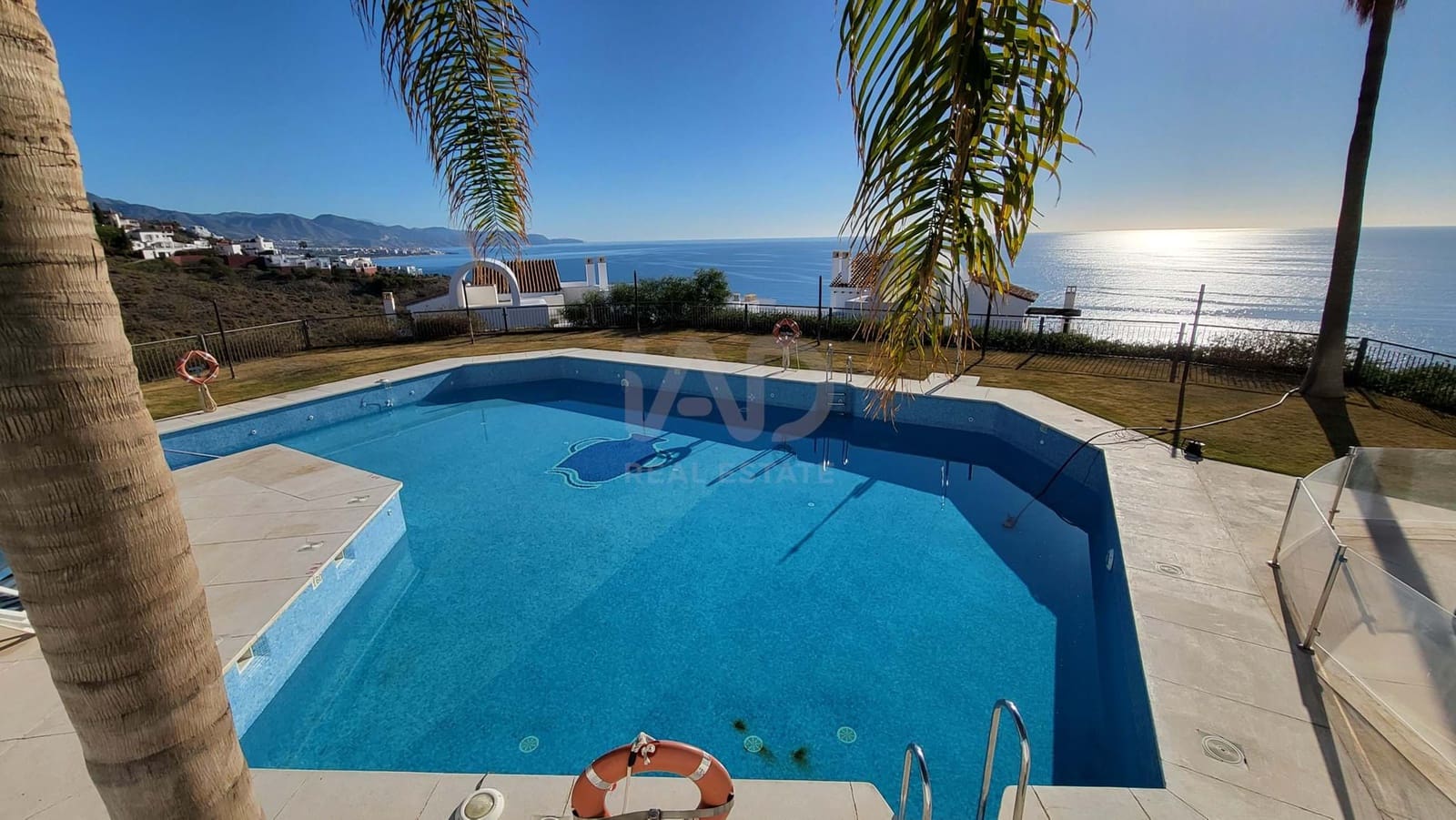 Apartamento de 3 habitaciones en Torrox-Costa en venta con piscina garaje - 395.000 € (Ref: 9989021)