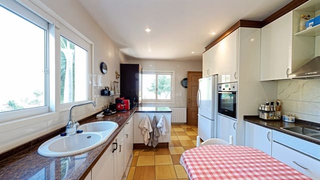 5 soveværelse Byhus til salg i Tarragona by med swimmingpool garage - € 370.000 (Ref: 9989047)