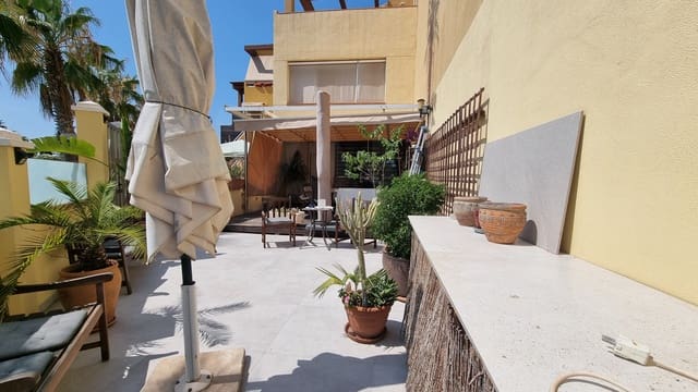 4 soverom Rekkehus til salgs i Alicante by med garasje - € 420 000 (Ref: 9989066)