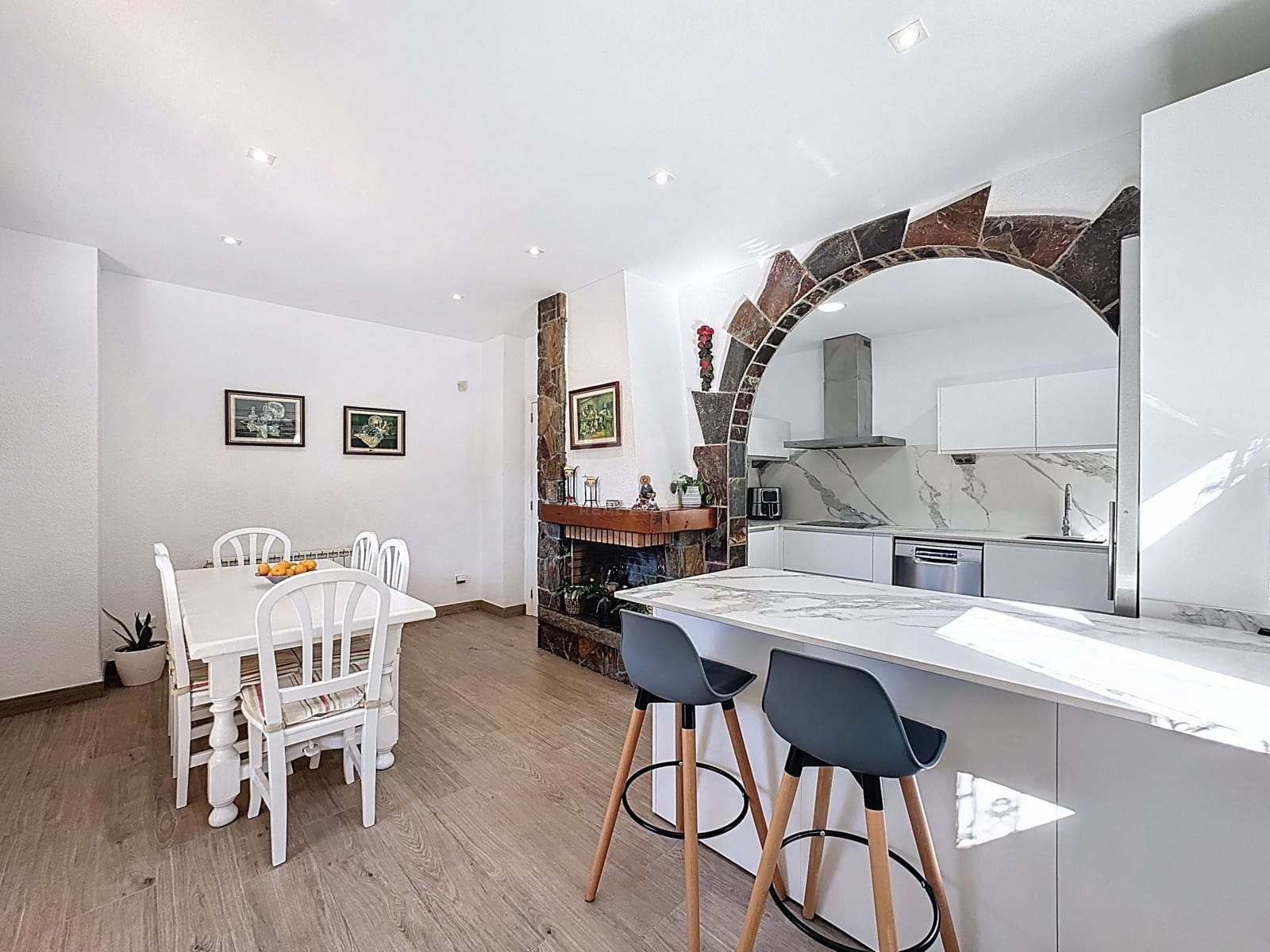 5 soverom Hus til salgs i Barcelona by med svømmebasseng garasje - € 830 000 (Ref: 9989096)