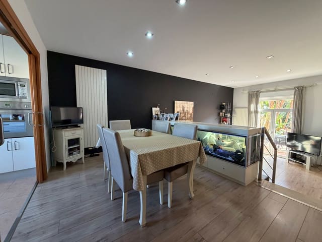 4 soverom Rekkehus til salgs i Alicante by med garasje - € 370 000 (Ref: 9989097)