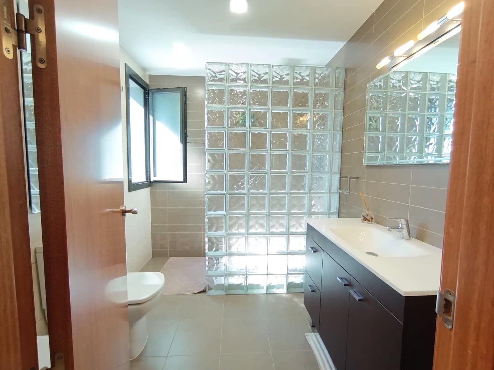 5 slaapkamer Huis te koop in Barcelona stad met zwembad garage - € 595.000 (Ref: 9989107)