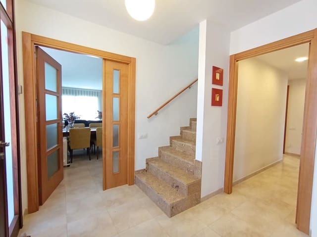 5 soverom Hus til salgs i Barcelona by med svømmebasseng garasje - € 595 000 (Ref: 9989107)