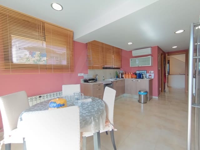 5 soverom Hus til salgs i Barcelona by med svømmebasseng garasje - € 595 000 (Ref: 9989107)