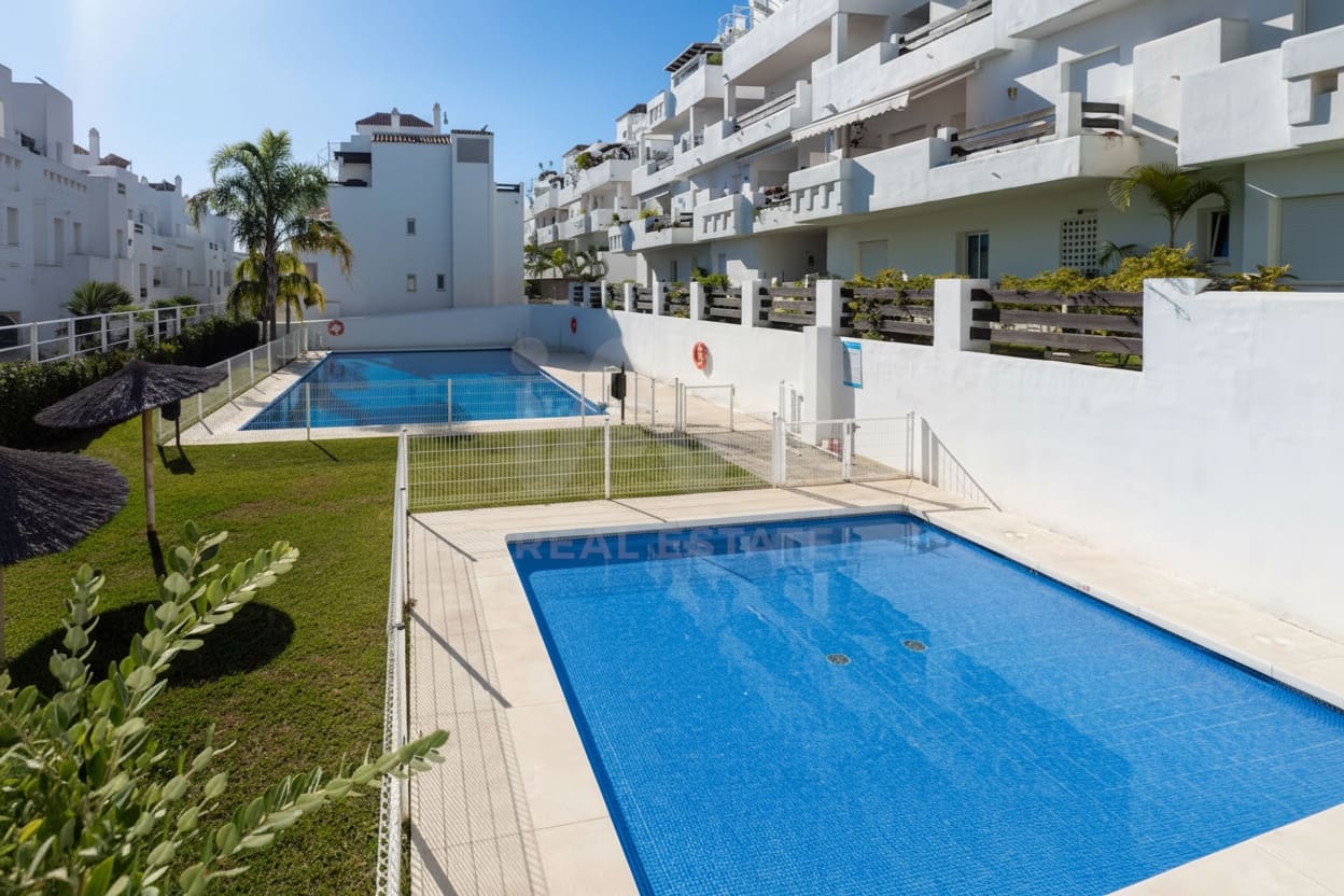 3 soverom Leilighet til salgs i Estepona med svømmebasseng garasje - € 315 000 (Ref: 9989130)