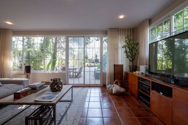 3 slaapkamer Villa te koop in Lerid stad met zwembad garage - € 1.550.000 (Ref: 9989132)