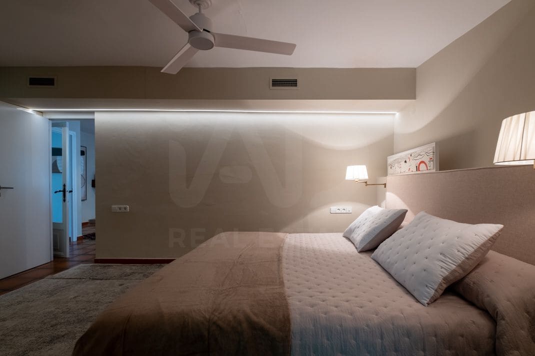 3 slaapkamer Villa te koop in Lerid stad met zwembad garage - € 1.550.000 (Ref: 9989132)