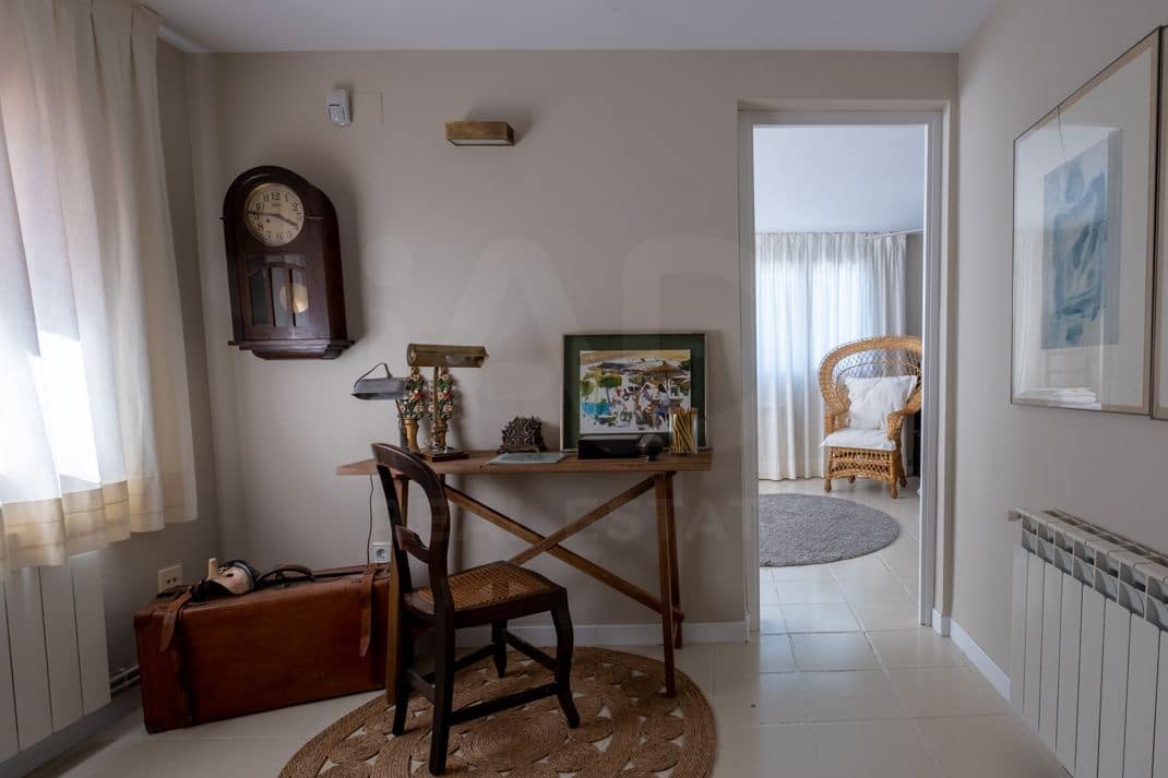 3 slaapkamer Villa te koop in Lerid stad met zwembad garage - € 1.550.000 (Ref: 9989132)
