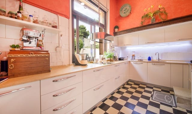 8 soverom Villa til salgs i Tarragona by med svømmebasseng garasje - € 4 300 000 (Ref: 9989144)