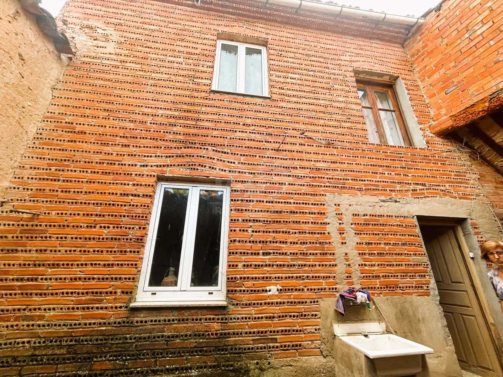 5 Zimmer Haus zu verkaufen in Leon Stadt mit Garage - 75.000 € (Ref: 9989149)