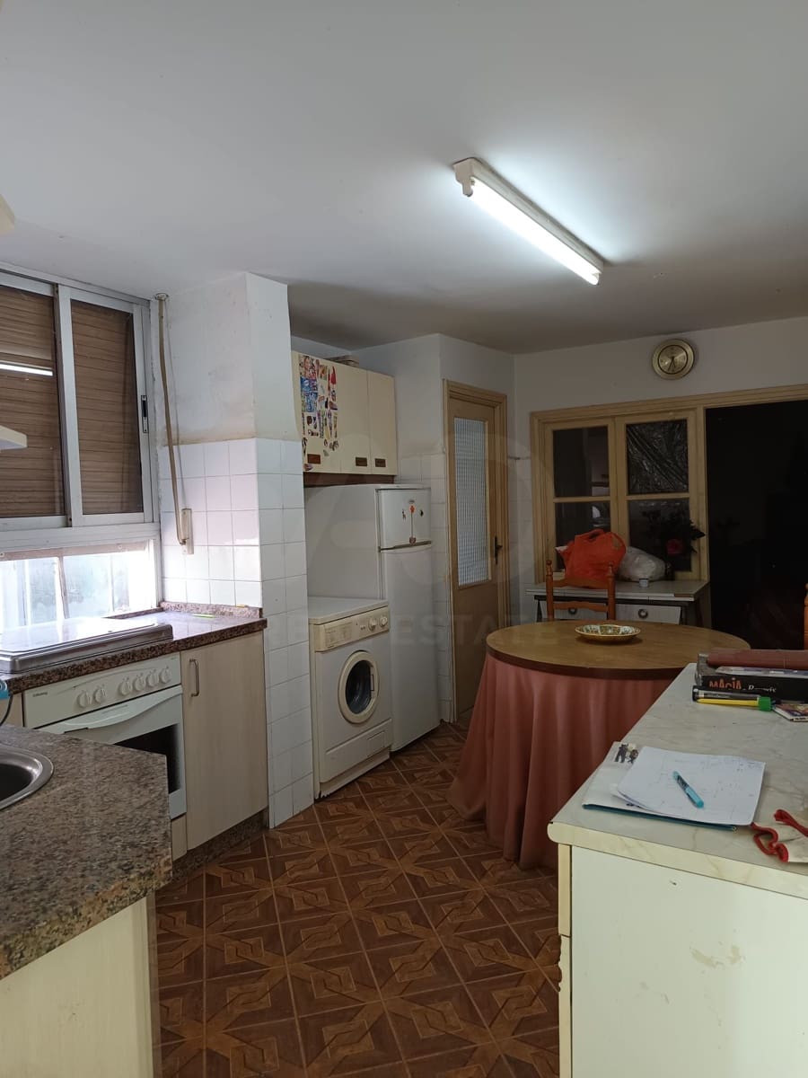 4 slaapkamer Huis te koop in Leon stad met garage - € 35.000 (Ref: 9989170)